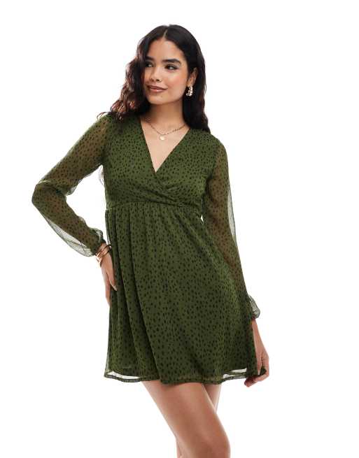 Wednesday's Girl - Skovgrøn smock-minikjole med slå-om-snit foran og små, udtværede prikker