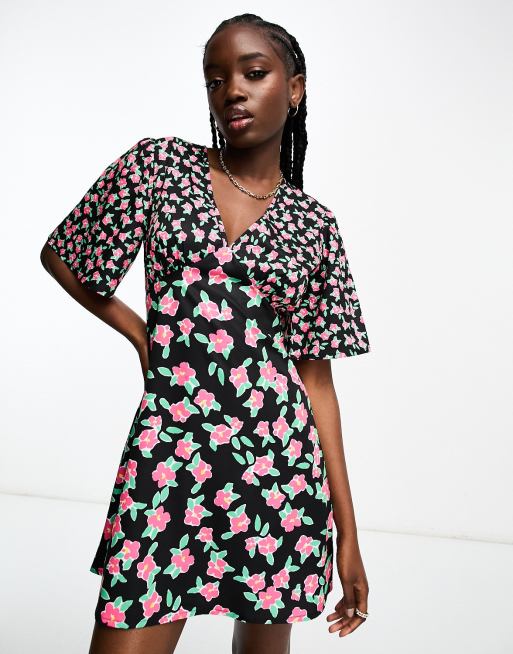 Wednesday's Girl - Sort minikjole med flagrende ærmer og lyserødt roseprint