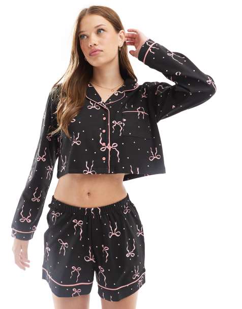 Wednesday's Girl - Sort og pink pyjamassæt med skjorte med lange ærmer og shorts med sløjfeprint - view 1