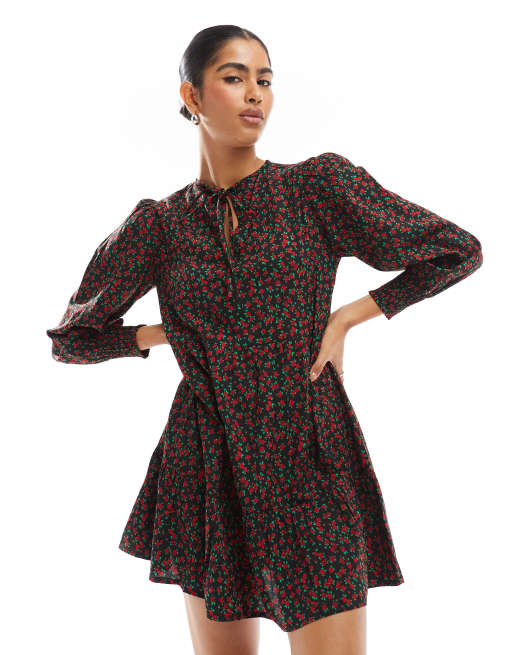 Wednesday's Girl - Sort og rød smock-kjole med blomstermønster i grunge-stil