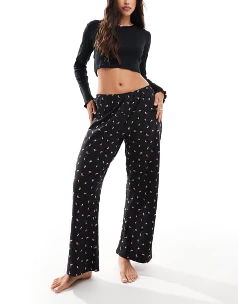 Wednesday's Girl - Sort pyjamassæt med bukser med roseprint og top i hulstrik - view 1