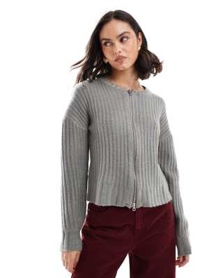 Wednesday's Girl - Strickjacke in Anthrazit mit Reißverschluss und grobem Rippenmuster-Grau