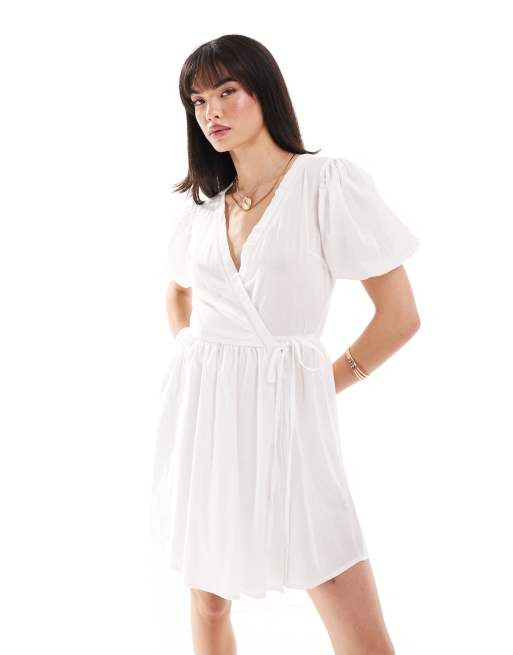 Wednesday's Girl – Strukturiertes, kurzes Wickelkleid in Weiß