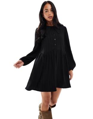 Wednesday's Girl - Strukturiertes Mini-Hängerkleid in Schwarz mit Kragendetail