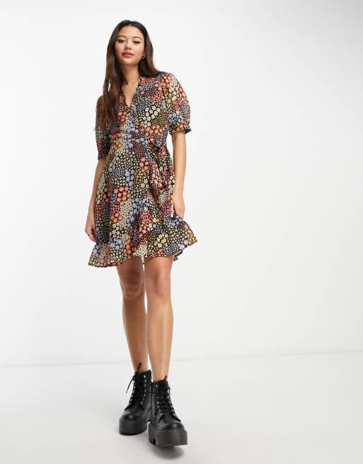 Wednesday's Girl – Sukienka mini z falbanką w drobny patchworkowy kwiatowy wzór 