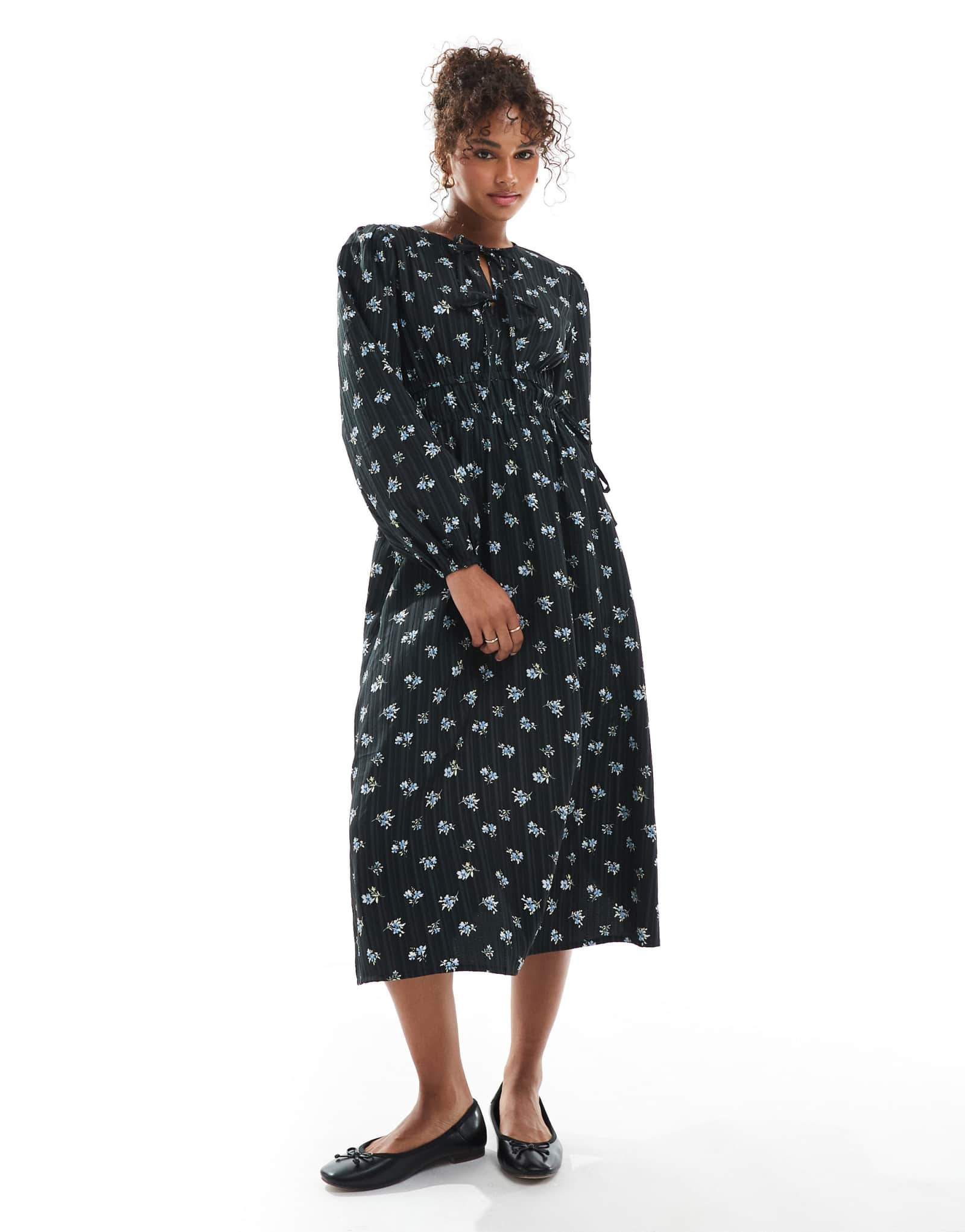 Черное платье миди из плиссе в цветочек с завязками спереди для девочек, представленное в среду в черном цвете