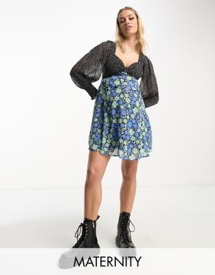 Wednesday's Girl - Umstandsmode - Buntes Minikleid mit V-Ausschnitt und geteiltem Blumen- und Punktemuster