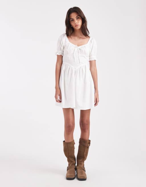 Wednesdays Girl v front short sleeved mini dress in white, 4 of 4