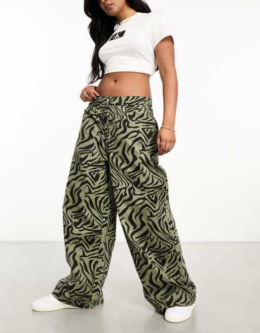 Wednesday's Girl – Verkürzte Twill-Hose mit khaki Zebramuster und weitem Bein