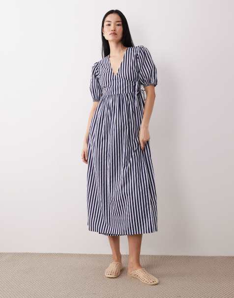 Wednesday's Girl - Vestito a portafoglio a maniche corte con gonna al polpaccio blu a righe - view 1