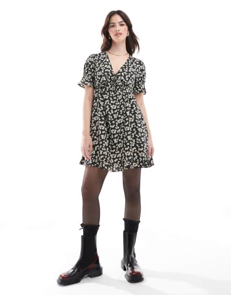 Wednesday's Girl - Vestito corto nero a fiori bianchi con maniche con volant - view 1
