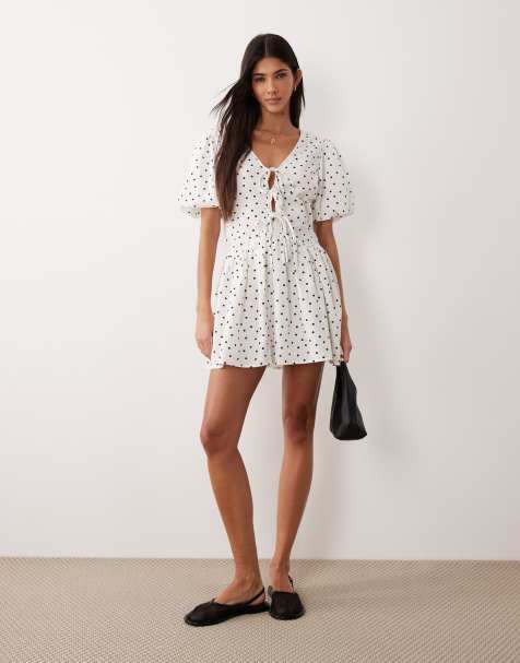 Wednesday's Girl - Vestito grembiule corto a maniche corte bianco a pois - view 1