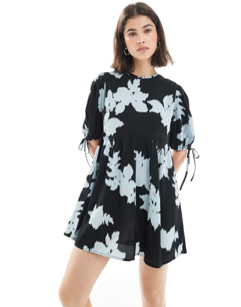 Wednesday's Girl - Vestito grembiule corto blu a fiori astratti - view 1