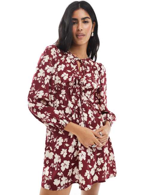Wednesday's Girl - Vestito grembiule corto bordeaux a fiori appariscenti