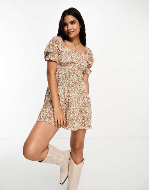Wednesday's Girl - Vestito grembiule corto multicolore a fiori con maniche a sbuffo