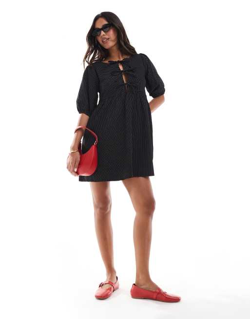 Wednesday's Girl - Vestito grembiule corto nero a pois con bottoni