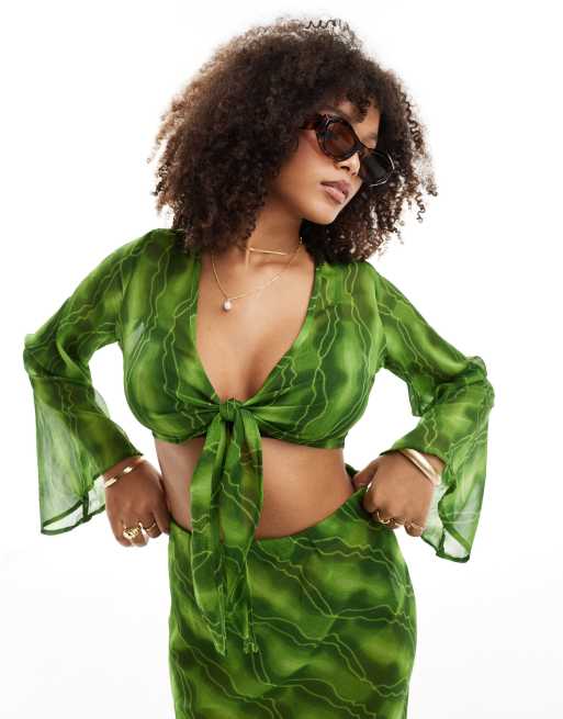 Wednesday's Girl – Vorne gebundene Strandbluse in Grün mit kurzem Schnitt und verzerrtem Muster, Kombiteil