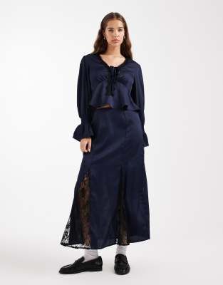 Wednesday's Girl - Wadenlanger Rock in Marineblau mit Spitzeneinsatz