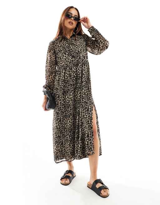 Wednesday's Girl – Wadenlanges Hemdblusenkleid in Braun mit plakativem Leopardenmuster