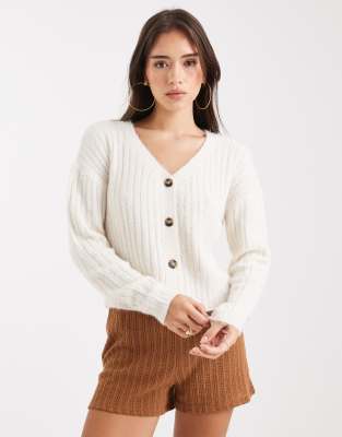 Wednesday's Girl - Weiche, gerippte Strickjacke in Creme-Weiß