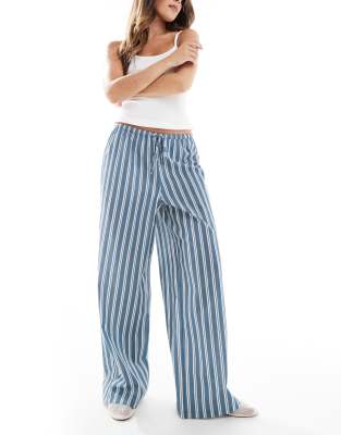 Wednesday's Girl - Weit geschnittene Hose in Blau mit plakativem Streifenmuster