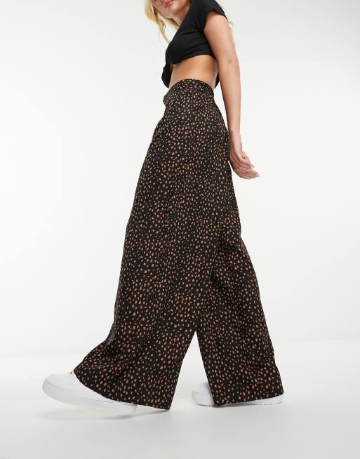 Wednesday's Girl – Weit geschnittene Hose in Schwarz mit hellbraunem verschwommenem Punktemuster