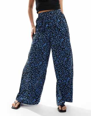 Wednesday's Girl - Weite Hose in Schwarz mit Blümchenprint in Blau