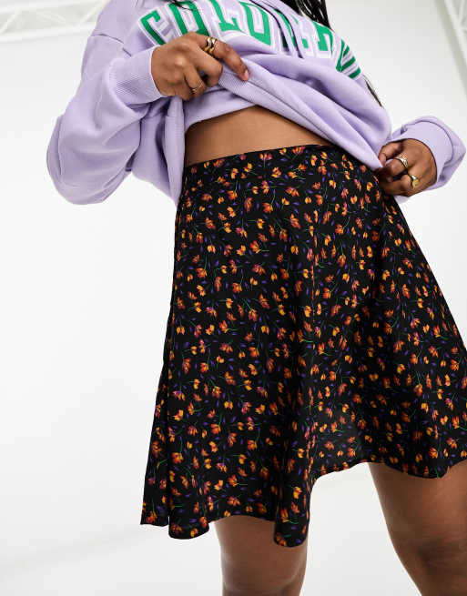 Wednesday's Girl – Zwiewna czarna spódnica mini w drobny kwiatowy wzór