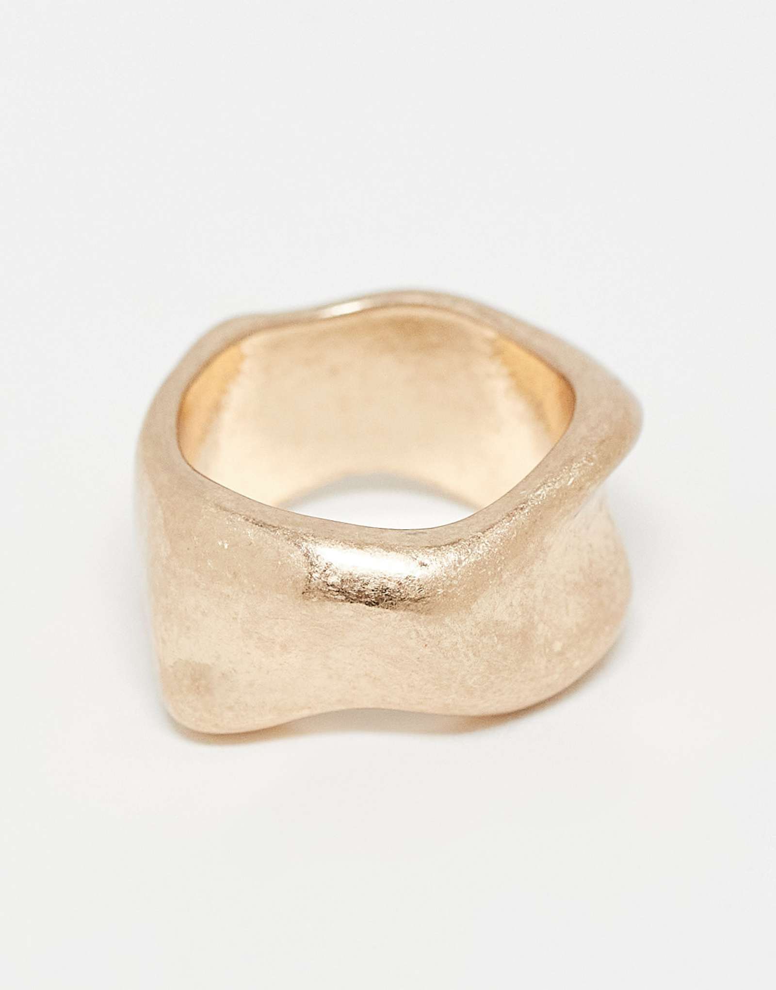 Массивное кольцо с абстрактным рисунком в будний день из потертого золота