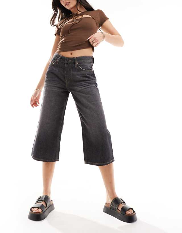 Weekday - ample low waist capri denim jorts in ash black