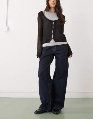 Weekday - Ample - Weit geschnittene Jeans in dunkelblauer Rinse-Waschung mit niedrigem Bund