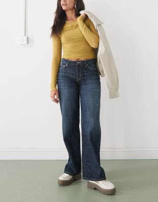 Weekday - Ample - Weit geschnittene Jeans in dunkelblauer Waschung mit niedrigem Bund