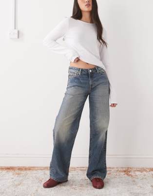 Weekday - Ample - Weit geschnittene Jeans in mittelblauer Waschung mit niedrigem Bund