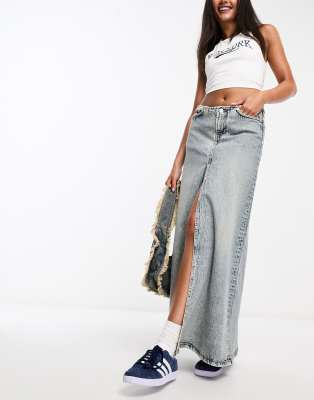 Weekday - Anaheim - Maxi-Jeansrock in fleckigem Blau mit niedrigem Bund und Schlitz vorne