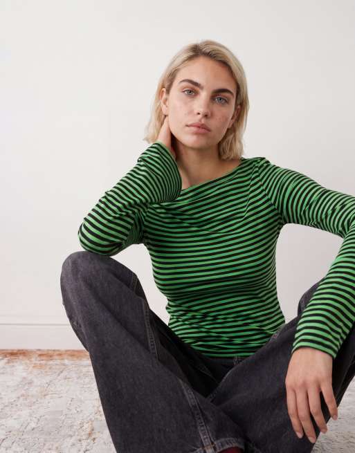 Weekday - Annie - Blød og langærmet top med sorte/grønne striber og bådudskæring - Kun hos ASOS, 2 af 4