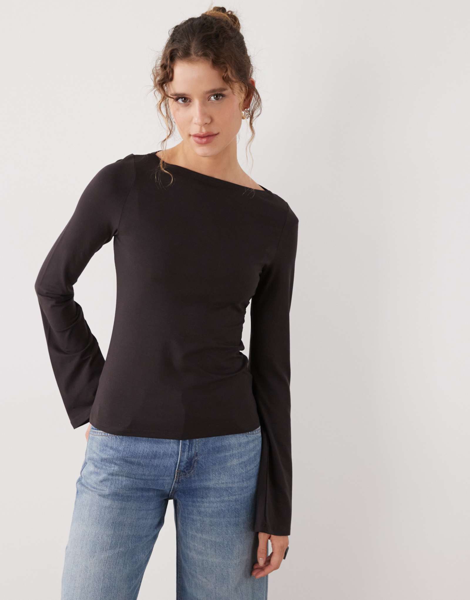 Темно-коричневый топ Weekday Annie с вырезом лодочкой и длинными рукавами