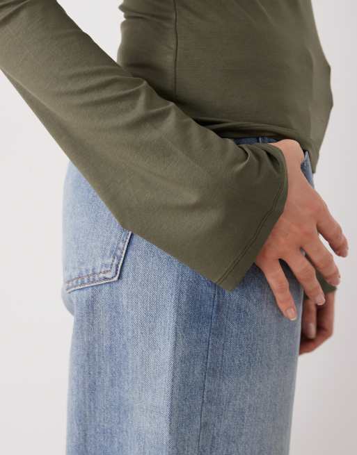 Weekday - Annie - Khaki superblød langærmet top med bådudskæring - Kun hos ASOS, 4 af 4