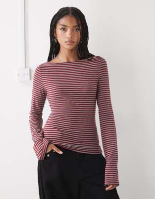 Weekday - Annie - Langärmliges Oberteil mit U-Boot-Ausschnitt und Streifen in Rot und Grau, exklusiv bei ASOS