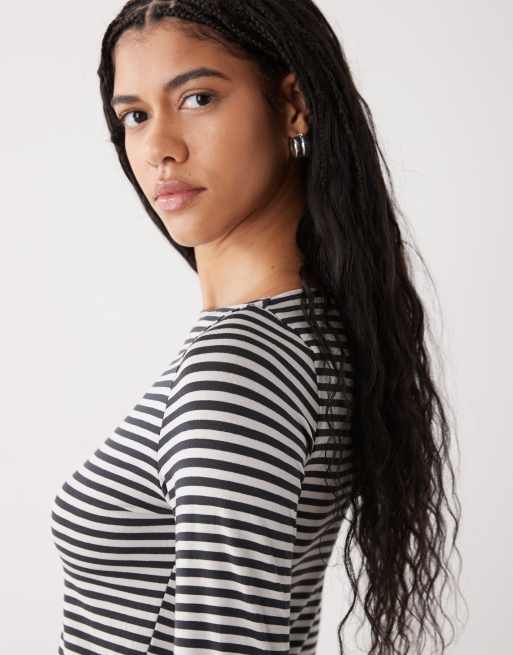 Weekday - Annie - Mørkegrå og lysegrå langærmet top med striber og blød bådudskæring - Kun hos ASOS, 3 af 4