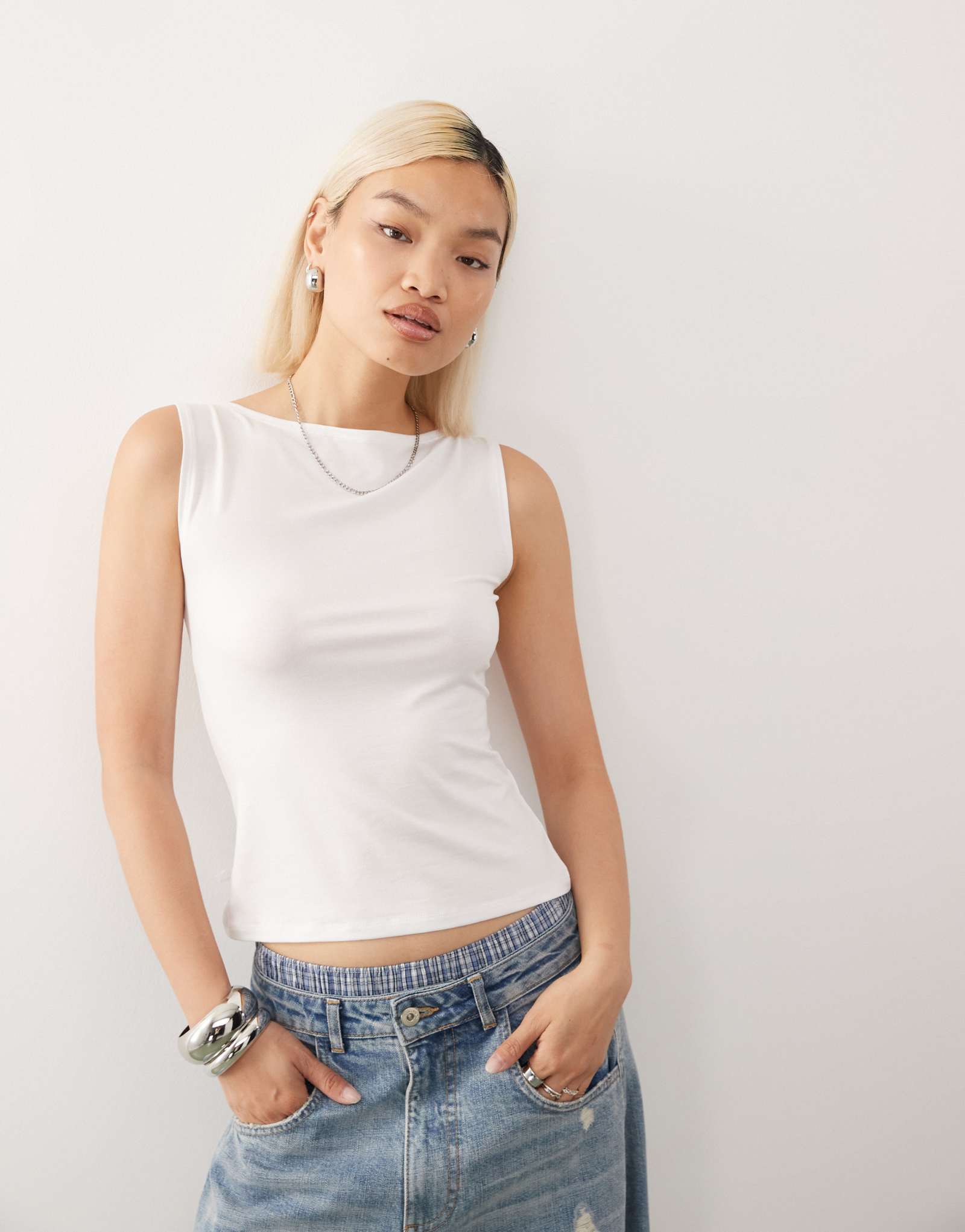 Белая сверхмягкая майка с вырезом лодочкой Weekday Annie super soft