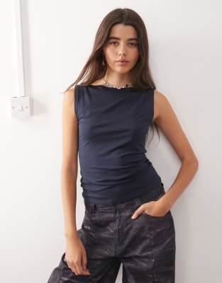 Weekday - Annie - Superweiches Tanktop in dunklem Marineblau mit U-Boot-Ausschnitt