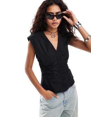 Weekday - Ärmellose Bluse in Schwarz mit V-Ausschnitt, Korsettdetail in der Taille und Haken- und Ösenverschluss