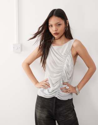 Weekday - Ärmellose Chiffon-Bluse in Hellgrau mit asymmetrisch geraffter Vorderseite-Schwarz