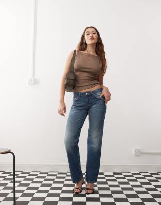 Weekday - Arrow - Jeans in verwaschenem Streaky-Blau mit niedrigem Bund und normalem, geradem Schnitt