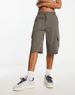 Weekday Arwen smart longline cargo shorts in gray-Black