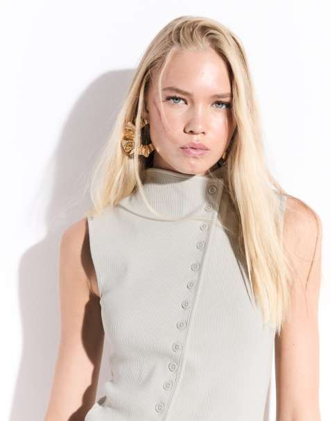 Weekday asymmetrische top met knoopsluiting en opstaande hals in licht taupe - view 1