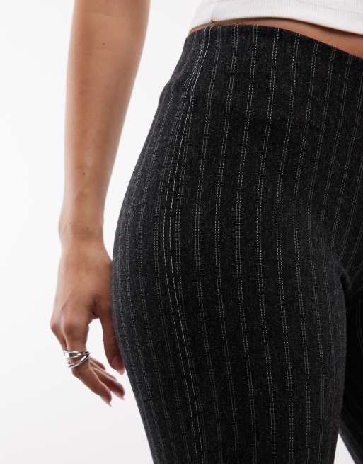 Weekday – Ausgestellte Hose aus Jersey in Dunkelgrau mit Nadelstreifen, 4 von 5