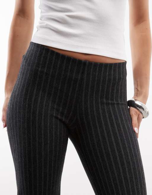 Weekday – Ausgestellte Hose aus Jersey in Dunkelgrau mit Nadelstreifen, 5 von 5