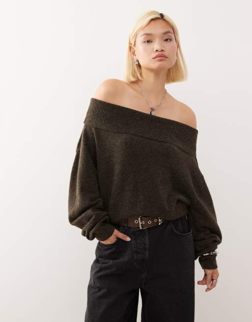 Weekday – Bardzo luźny sweter z dekoltem bardot i odsłoniętym ramieniem w brązowym melanżowym kolorze – Tylko w ASOS