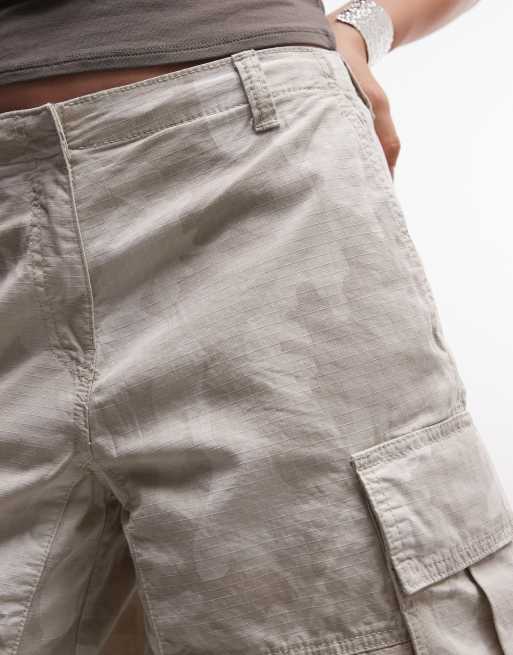 Weekday - Beige bermuda-cargoshorts med camouflage-print, 4 af 5